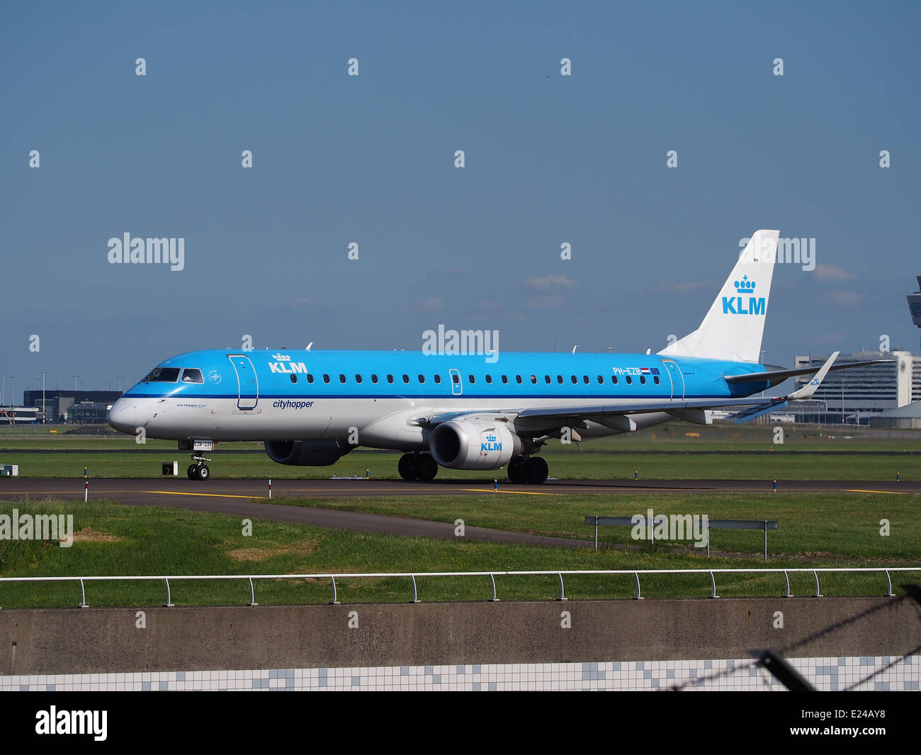 PH-EZB KLM Embraer 190 roulait à Schiphol (AMS - EHAM), aux Pays-Bas, 17mai2014 Banque D'Images