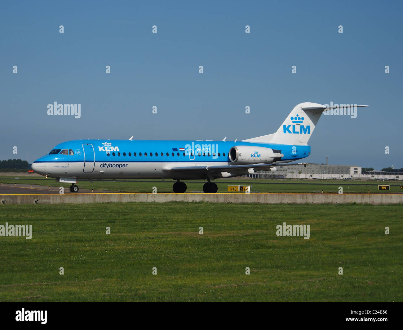 PH-KZT KLM Fokker 70 roulage à Schiphol (AMS - EHAM), aux Pays-Bas, 17mai2014 Banque D'Images