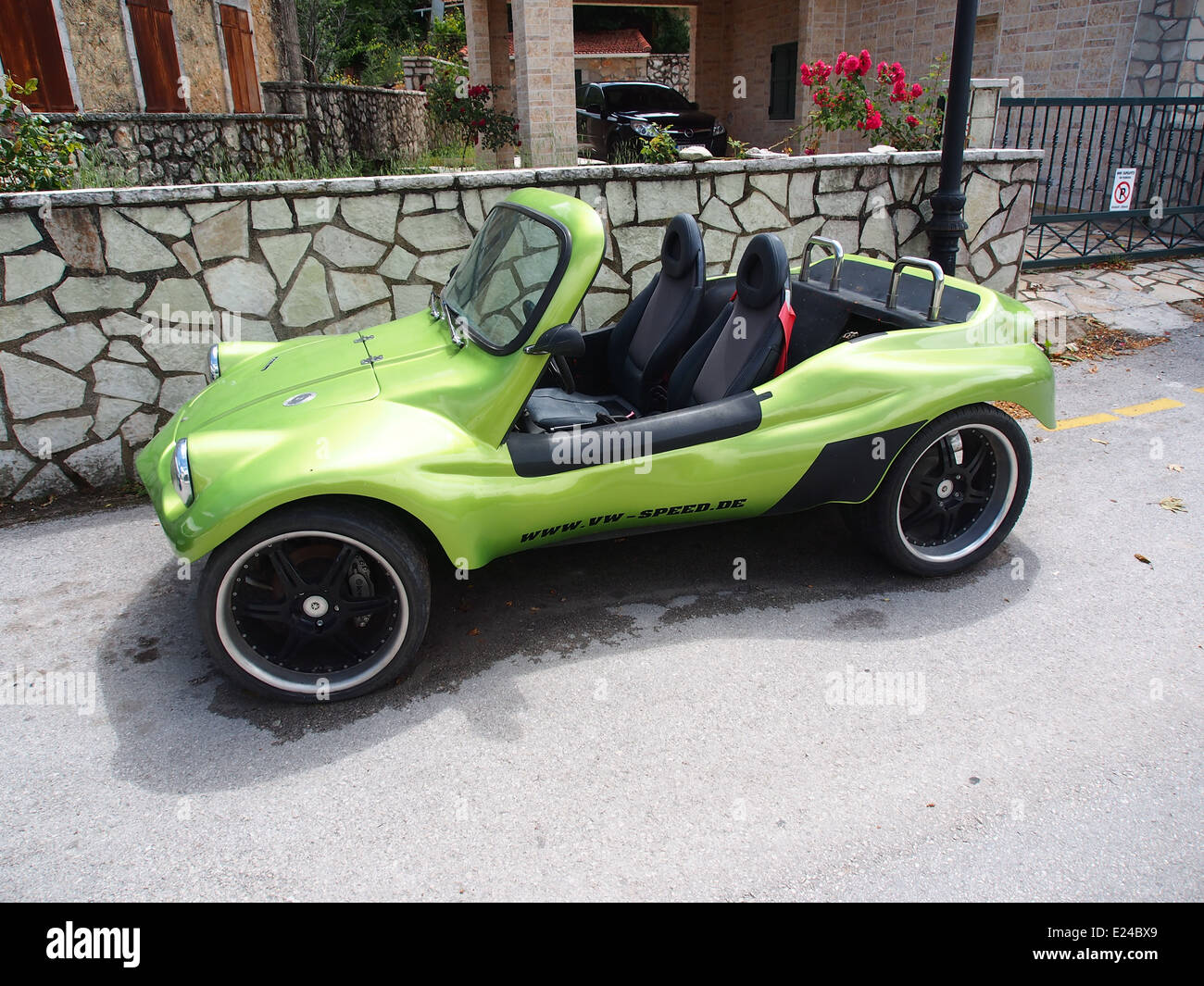 Une voiture de kit VW est vue à Lefkada, en Grèce. Connues pour leur personnalisation, ces voitures sont souvent basées sur la Volkswagen Beetle, offrant une expérience de conduite unique et personnalisée. Banque D'Images