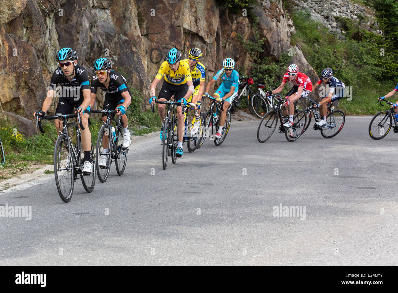 Chris Froome suivie de près par Alberto Contador dans l'Critiérium du Dauphiné race Etape 7 - monter jusqu'au barrage d'Emosson en Suisse Banque D'Images