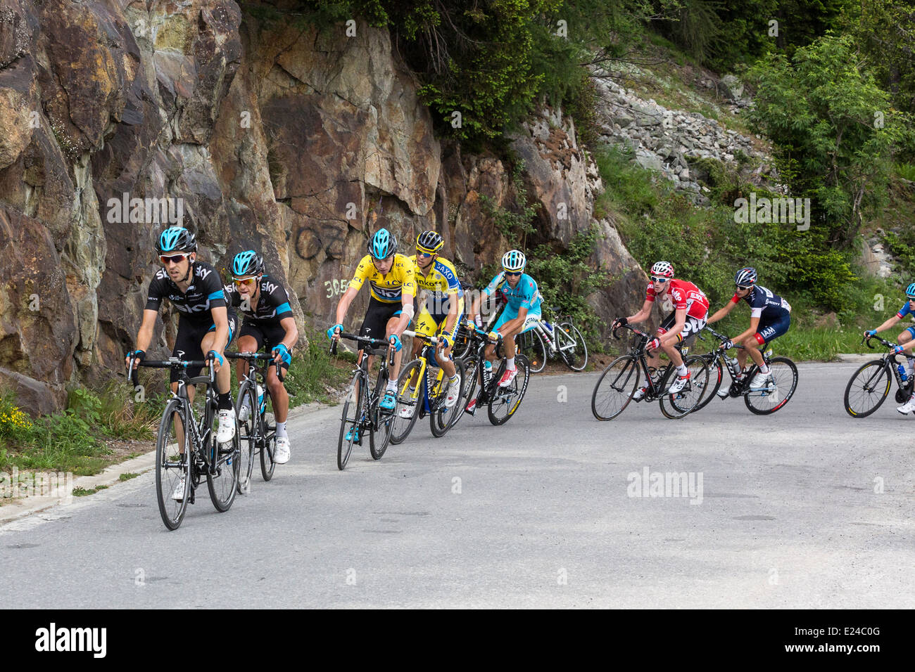 Chris Froome suivie de près par Alberto Contador dans l'Critiérium du Dauphiné race Etape 7 - monter jusqu'au barrage d'Emosson en Suisse Banque D'Images