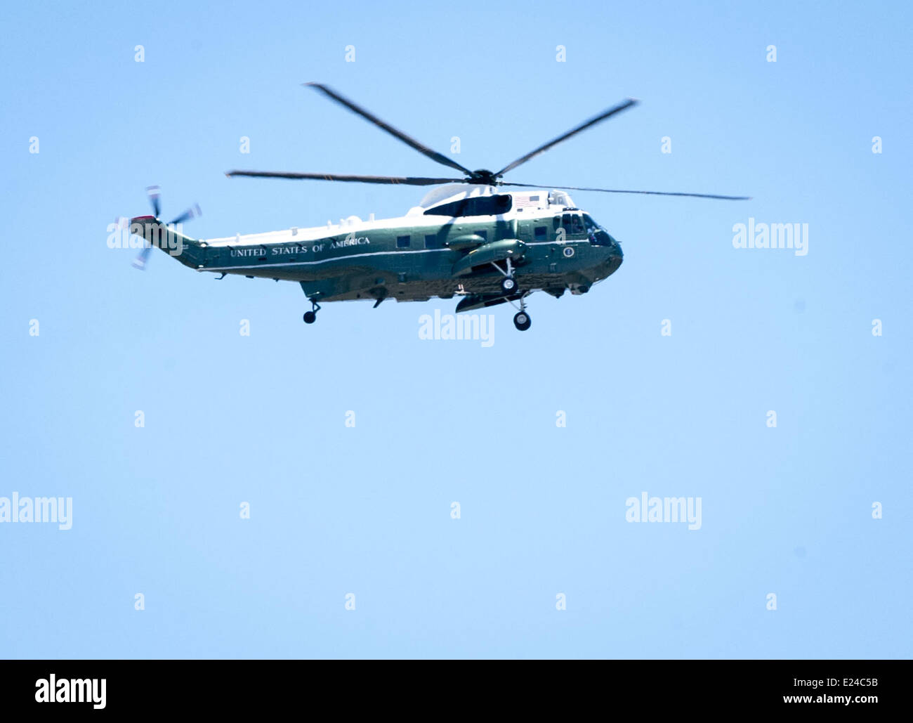 Anaheim, Californie, USA. 13 Juin, 2014. Un Sikorsky SH-3 Sea King désigné comme un marin avec le président Obama en tant que passager, survole l'Angel Stadium d'Anaheim, Californie, le 14 juin 2014. Le président Obama avait déjà prononcé un discours d'ouverture de la classe de finissants de l'Université de Californie à Irvine, la classe de 2014. © David Bro/ZUMAPRESS.com/Alamy Live News Banque D'Images