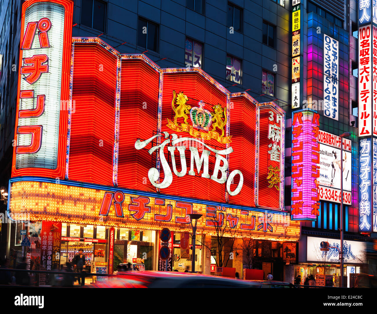 Big Red sign de Jumbo arcade dans Shinjuko, Tokyo, Japon la nuit. Banque D'Images