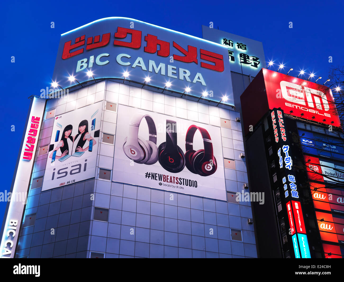 Bic Camera Store Se connecter la nuit à Shinjuku, Tokyo, Japon. Banque D'Images