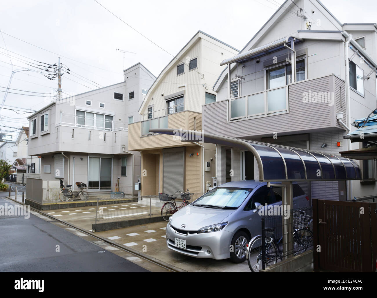 Maisons sur une rue résidentielle de Nakano, Tokyo, Japon. Banque D'Images