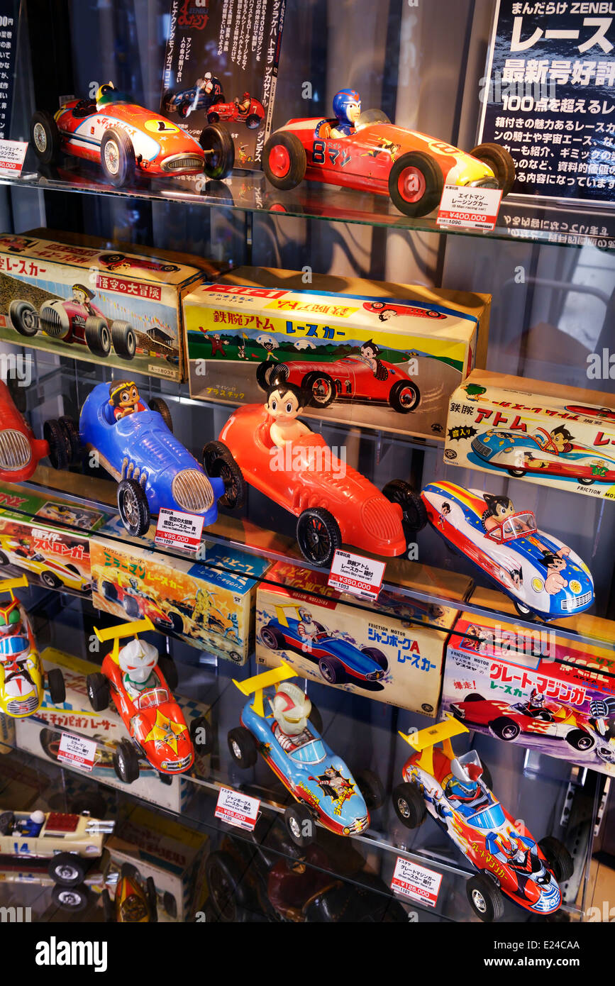 Course de voitures de collection de jouets rétro, anime caractères à Tokyo, Japon. Astro Boy et d'autres voitures de course. Banque D'Images
