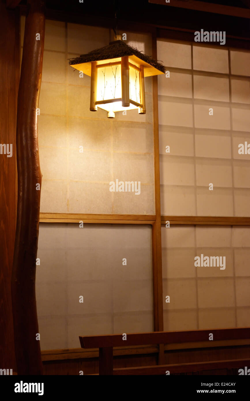 Chambre au décor japonais bois intérieur lanterne et shoji écran. Tokyo, Japon. Banque D'Images