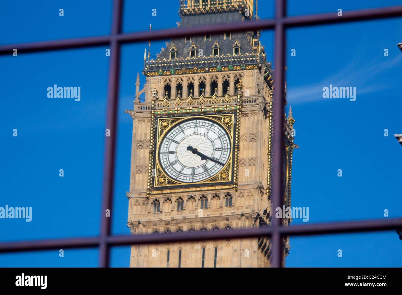 Big Ben Elizabeth Tower Clock Tower de Maisons du Parlement reflète dans fenêtre dans soir lumière Westminster London England UK Banque D'Images