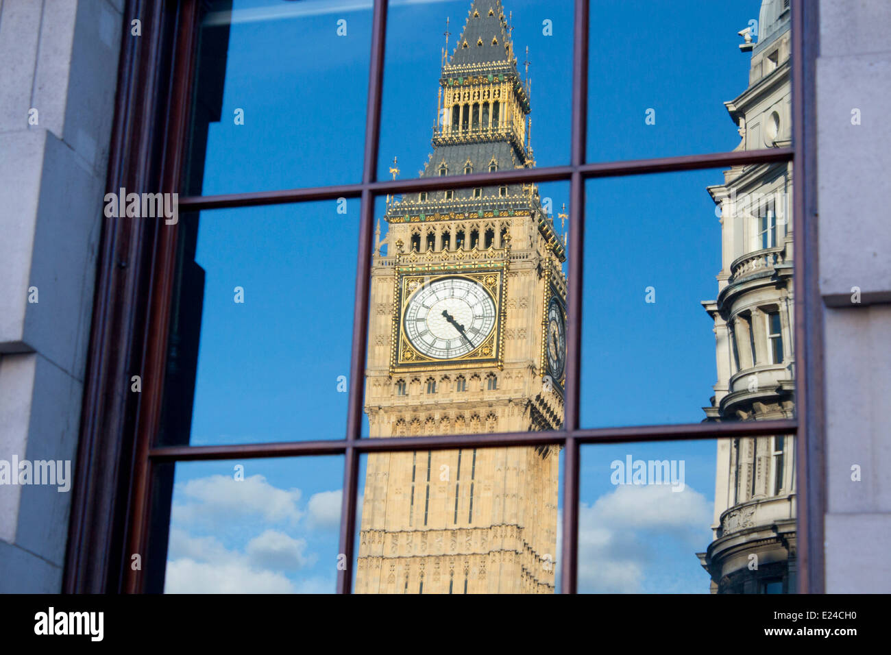 Big Ben Elizabeth Tower Clock Tower de Maisons du Parlement reflète dans fenêtre dans soir lumière Westminster London England UK Banque D'Images