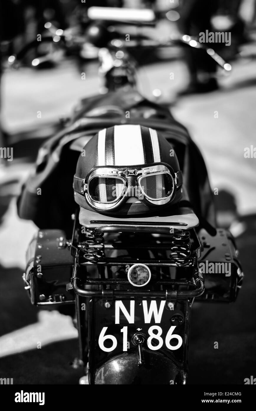 Vintage Casque et lunettes sur un millésime 1924 à la moto Rudge VMCC Banbury Exécuter. Banbury, Oxfordshire, Angleterre Banque D'Images