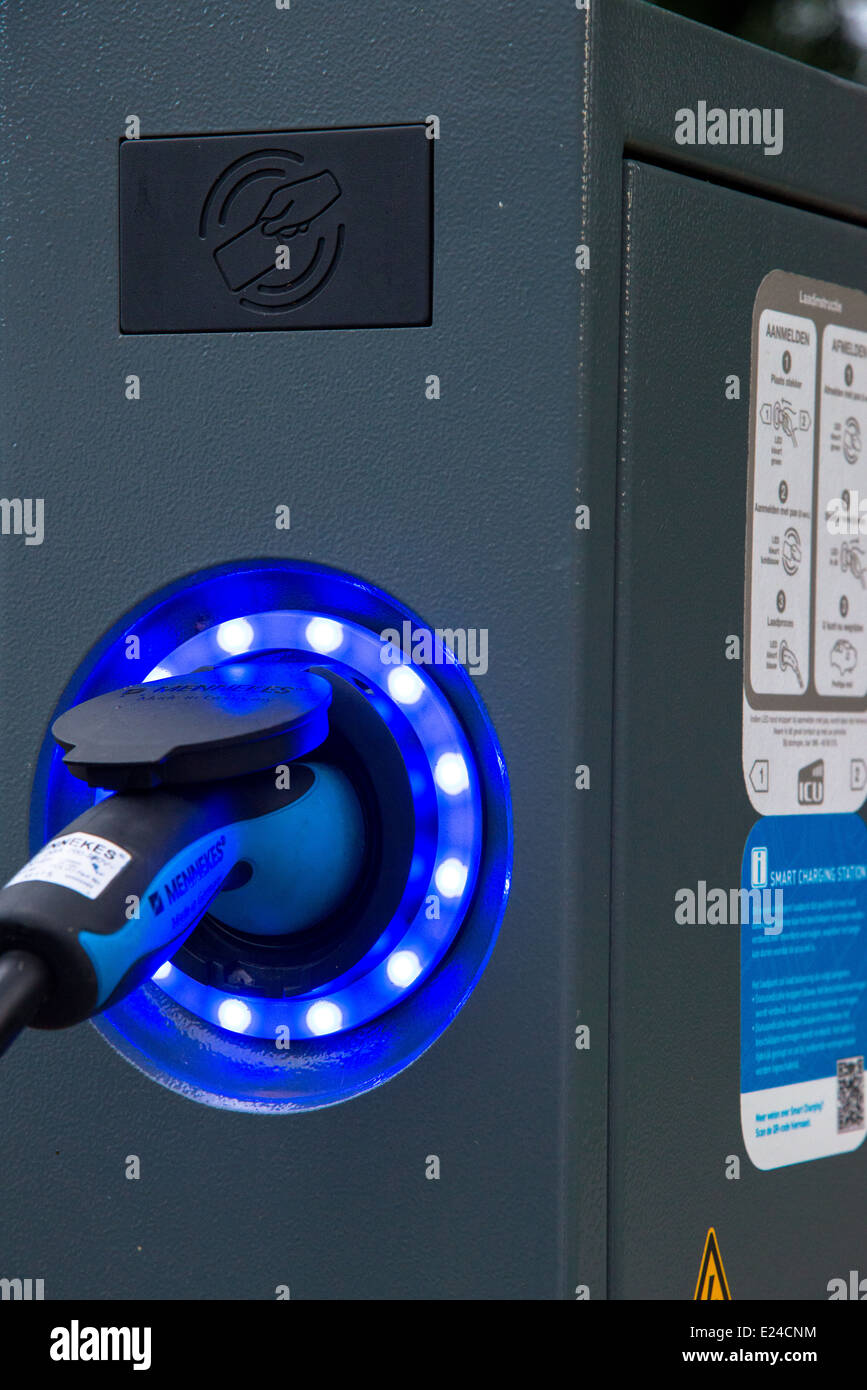 Chargement de voiture électrique l'énergie à un système de charge publique à La Haye, Pays-Bas Banque D'Images