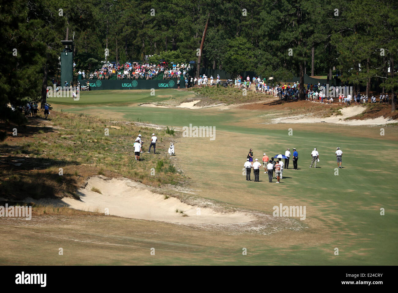 Pinehurst, Caroline du Nord, USA. 15 Juin, 2014. Martin Kaymer (GER) Golf : Martin Kaymer de l'Allemagne avec son caddie sur le 4e trou lors de la ronde finale de la 114e US Open Championship à Pinehurst Resort Country Club no2 en cours Pinehurst, Caroline du Nord, États-Unis . Credit : Koji Aoki/AFLO SPORT/Alamy Live News Banque D'Images