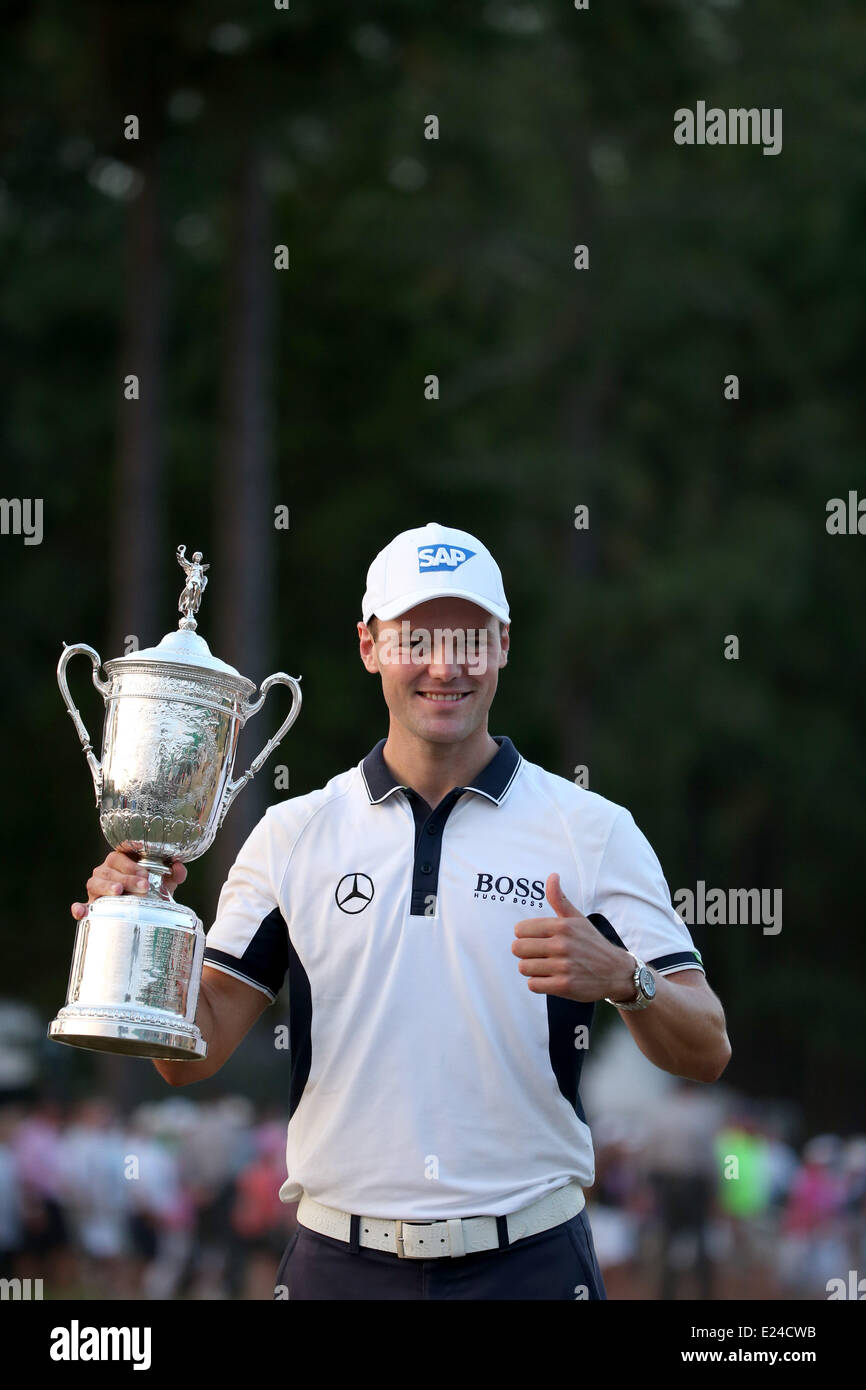 Pinehurst, Caroline du Nord, USA. 15 Juin, 2014. Martin Kaymer (GER) Golf : Martin Kaymer d'Allemagne célèbre avec le trophée après avoir remporté la finale du 114e championnat ouvert aux États-Unis à Pinehurst Resort Country Club no2 en cours Pinehurst, Caroline du Nord, États-Unis . Credit : Koji Aoki/AFLO SPORT/Alamy Live News Banque D'Images