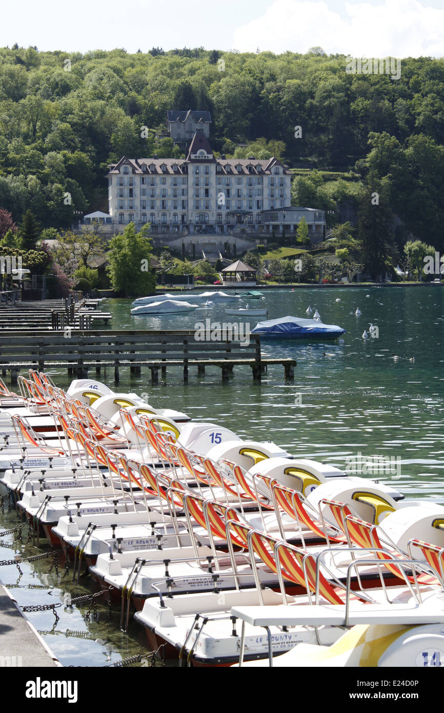 Village de Talloires, lac d'Annecy, Haute-Savoie, Rhône-Alpes, France. Banque D'Images