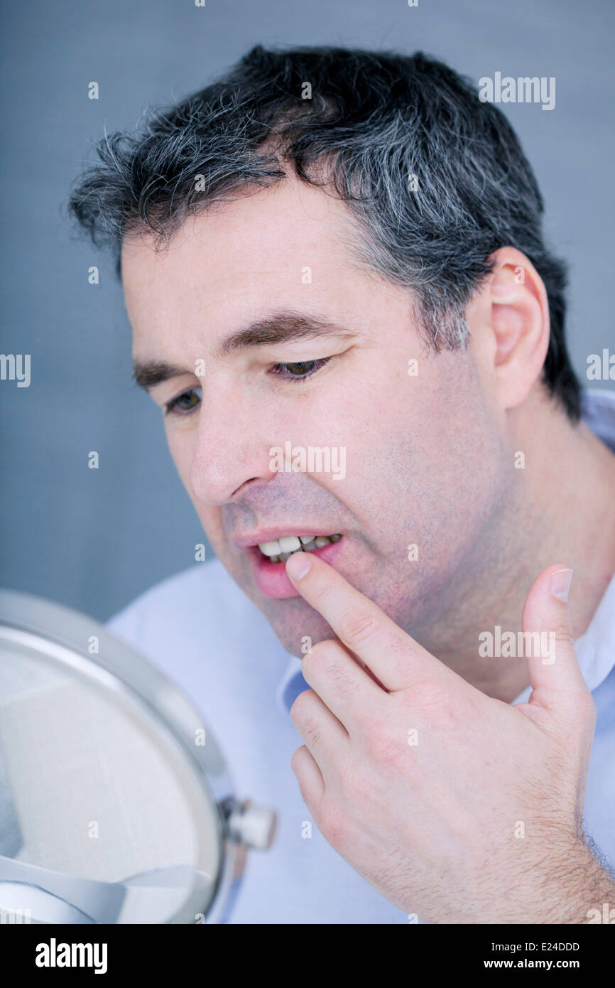 Homme avec miroir Banque D'Images