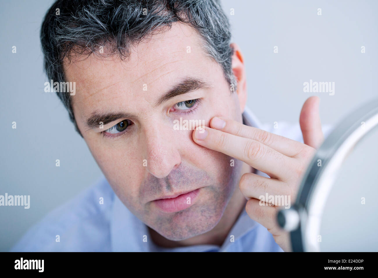 Homme avec miroir Banque D'Images