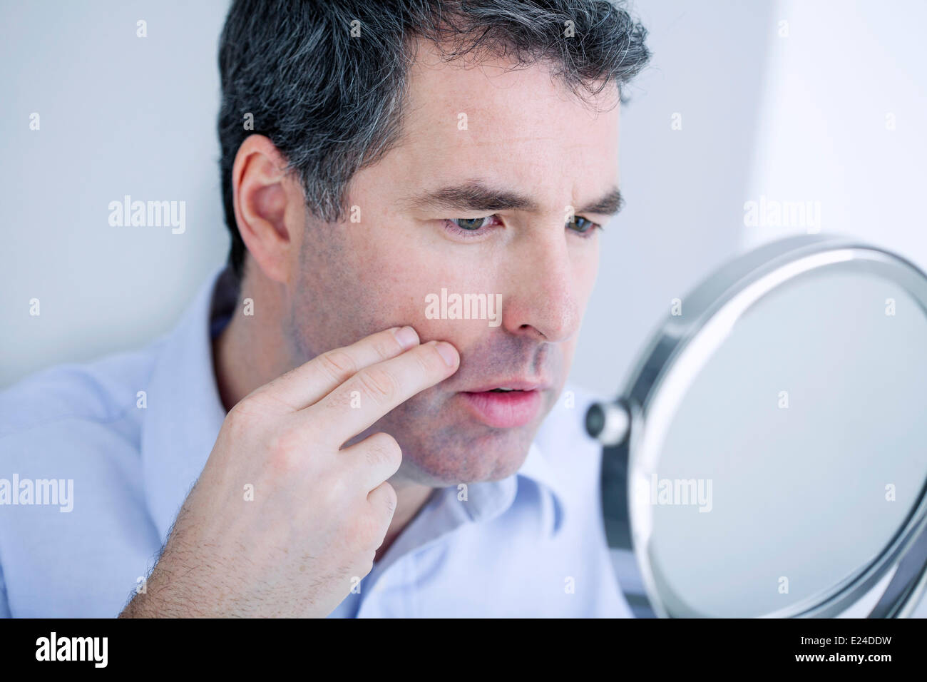 Homme avec miroir Banque D'Images