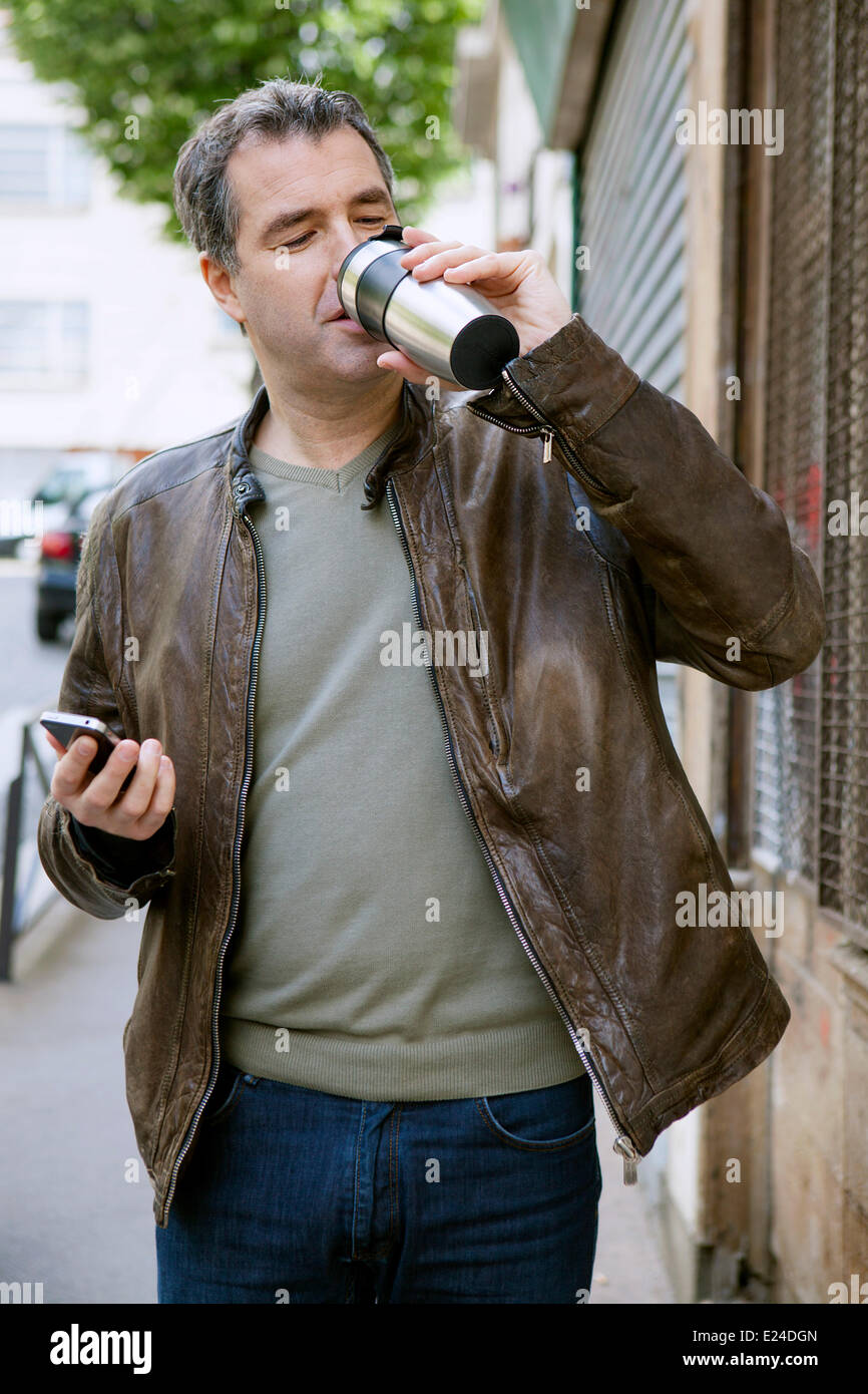 Homme avec boisson chaude Banque D'Images