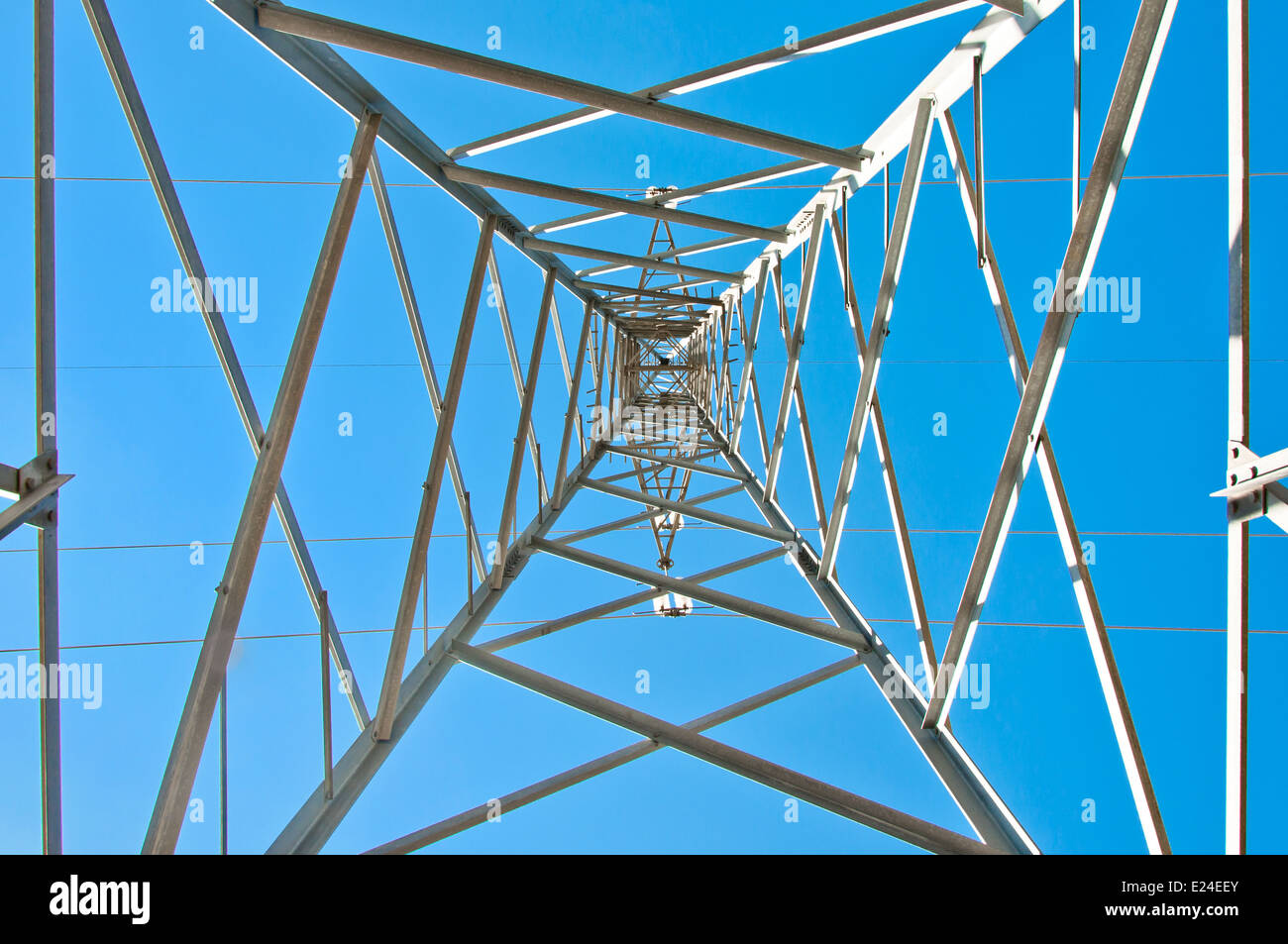 Détail de l'électricité pylône contre le ciel bleu Banque D'Images