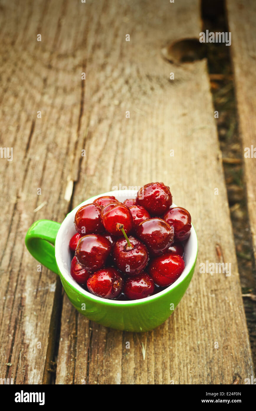 Sweet Cherry dans un bol sur la table. Fruits mûrs, également connu sous le nom de cerise sauvage, bird cherry ou gean. Banque D'Images