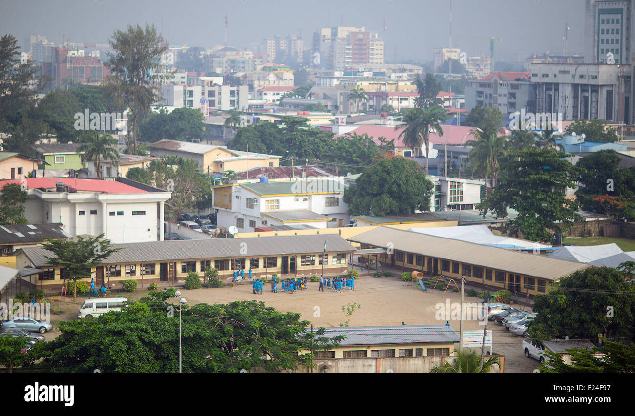 Lagos, Nigeria. 11 Juin, 2014. L'école et les maisons sur l'île Victoria à Lagos, Nigeria, 11 juin 2014. Avec environ 174 millions d'habitants, le Nigeria est le pays le plus peuplé d'Afrique. Son économie en 2014 est devenue le plus important en Afrique, d'une valeur de plus de 500 milliards de dollars. Photo : Hannibal/dpa/Alamy Live News Banque D'Images