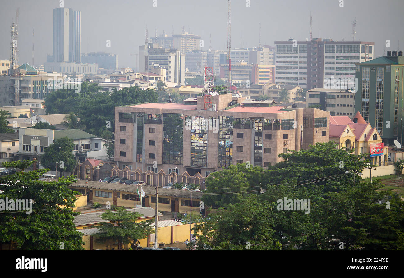 Lagos, Nigeria. 11 Juin, 2014. Maisons sur l'île Victoria à Lagos, Nigeria, 11 juin 2014. Avec environ 174 millions d'habitants, le Nigeria est le pays le plus peuplé d'Afrique. Son économie en 2014 est devenue le plus important en Afrique, d'une valeur de plus de 500 milliards de dollars. Photo : Hannibal/dpa/Alamy Live News Banque D'Images