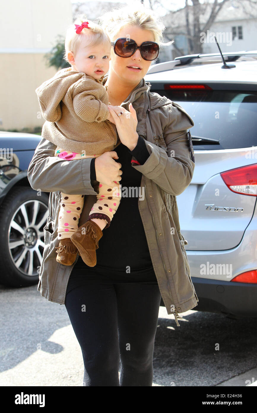 Jessica Simpson porte sa fille Maxwell comme elle quitte sa voiture. Où :  Los Angeles, California, United States Quand : 18 févr. 2013 Photo Stock -  Alamy