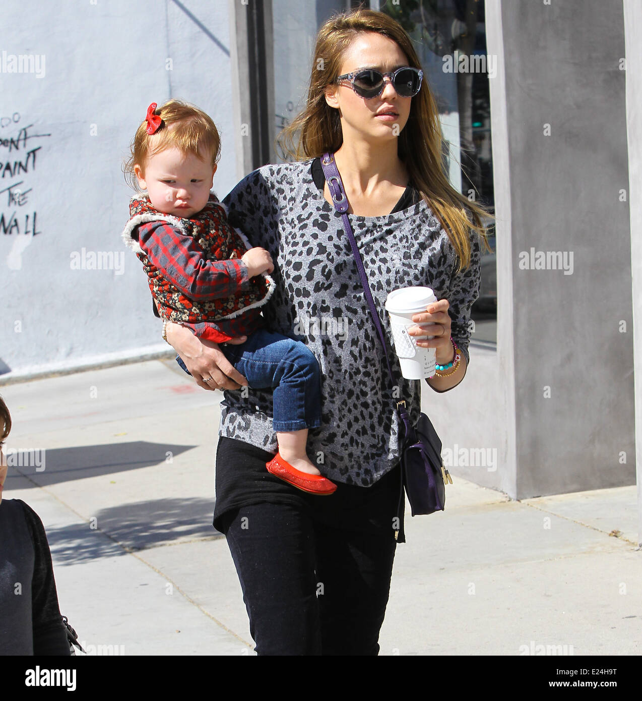 Jessica Alba et son mari Cash Warren vu à obtenir du café avec leurs filles honneur et Haven. Los Angeles, Californie - 24.02.2013 Où : Los Angeles, California, United States Quand : 24 Oct 2013 Banque D'Images