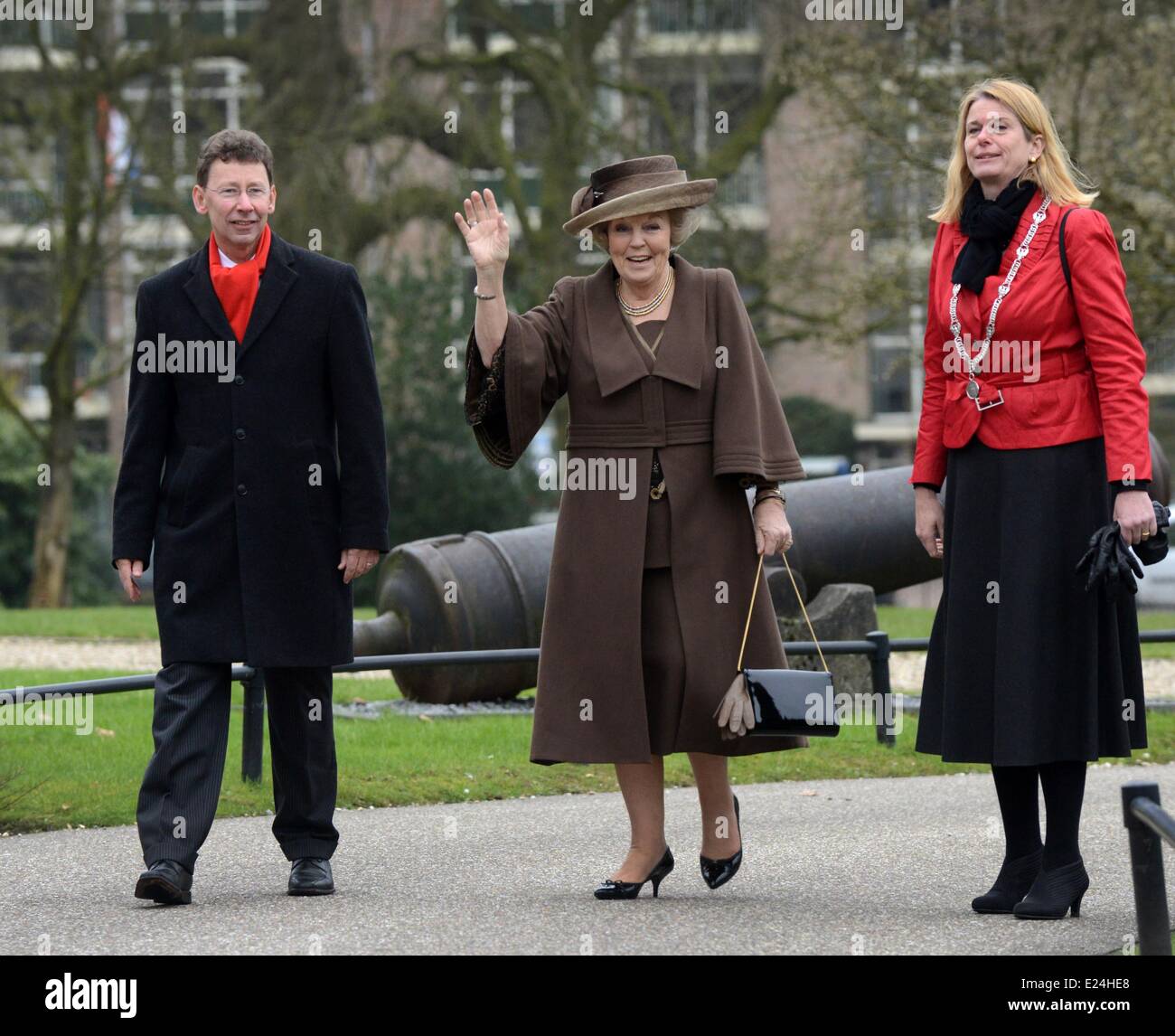 La Reine Beatrix des Pays-Bas se rendant sur le 150e anniversaire de la maison royale pour les vieux soldats Bronbeek et le musée Bronbeek. Arnhem, Pays-Bas - 27.02.2013 disponible pour publication dans les cas suivants : Royaume-Uni, United States Quand : 27 Oct 2013 Banque D'Images