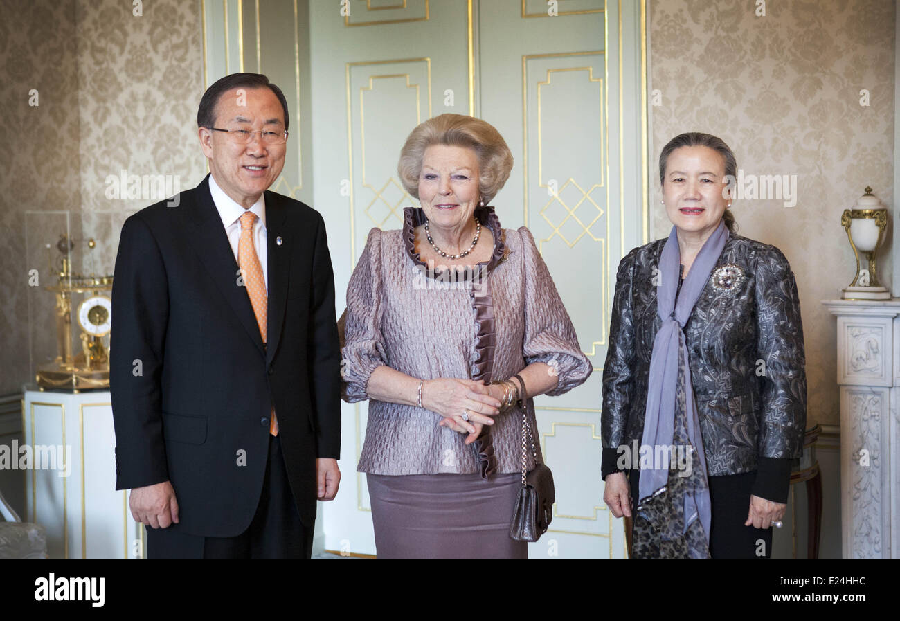 La Reine Beatrix des Pays-Bas se félicite le Secrétaire général des Nations Unies, Ban Ki-moon et son épouse Madame Yoo (Ban) Soon-tae au palace le Huis ten Bosch. La Haye, Pays-Bas - 07.04.2013 Banque D'Images