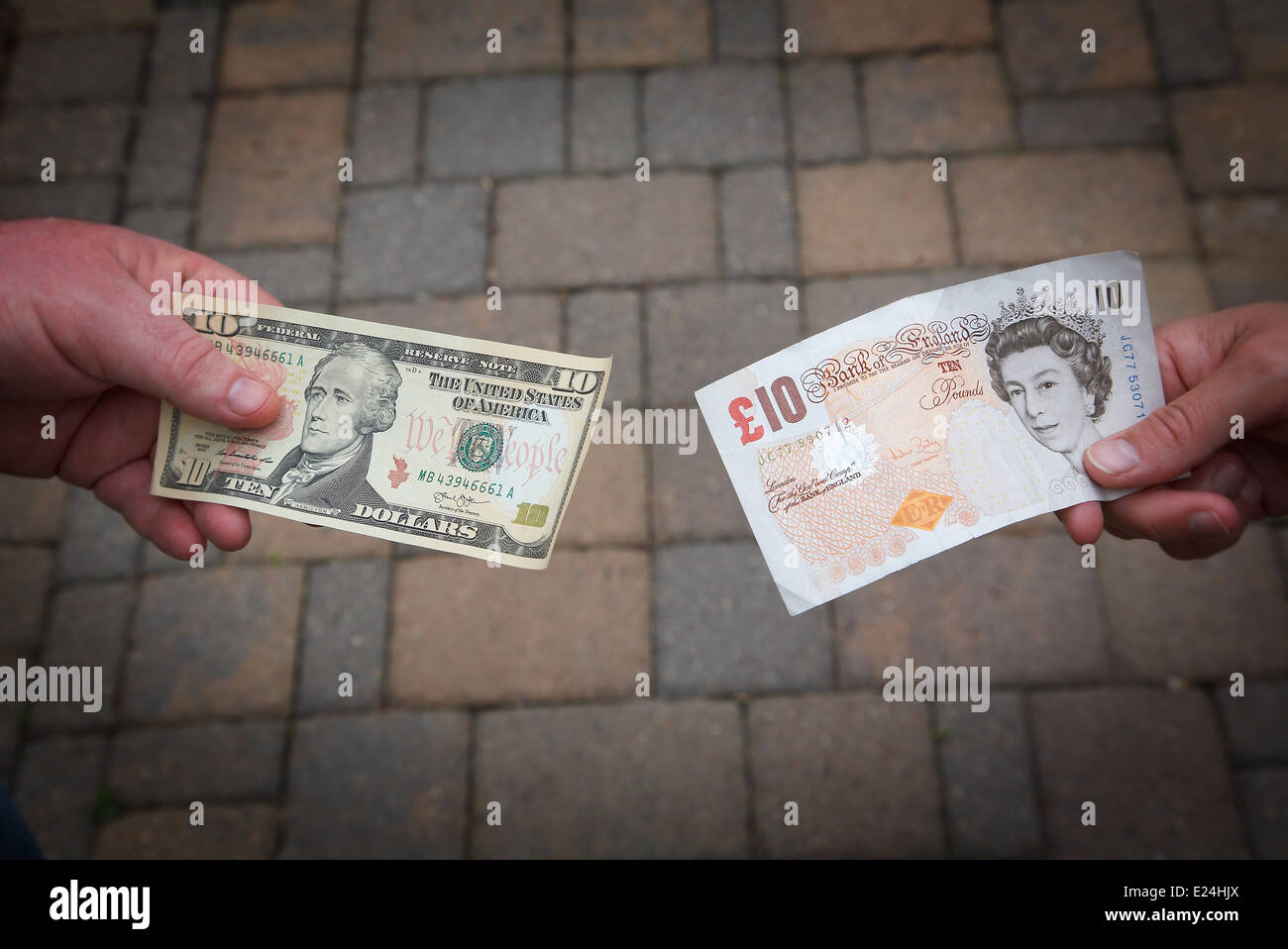 Les gens échangent un $10 dollars pour 10€ de pound note. Banque D'Images