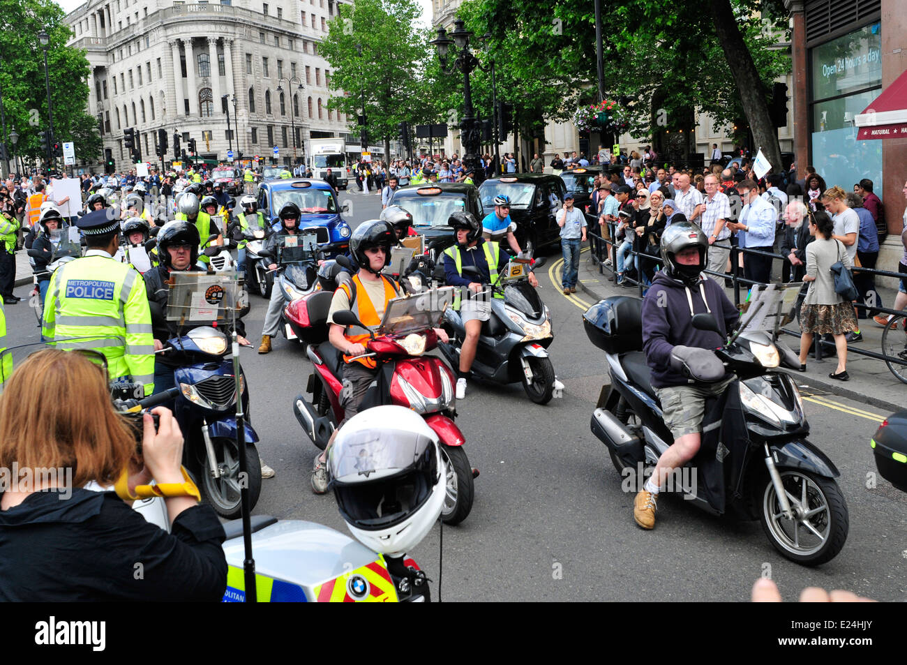 Les chauffeurs de taxi noir apporter le trafic à l'arrêt dans le centre de Londres Banque D'Images