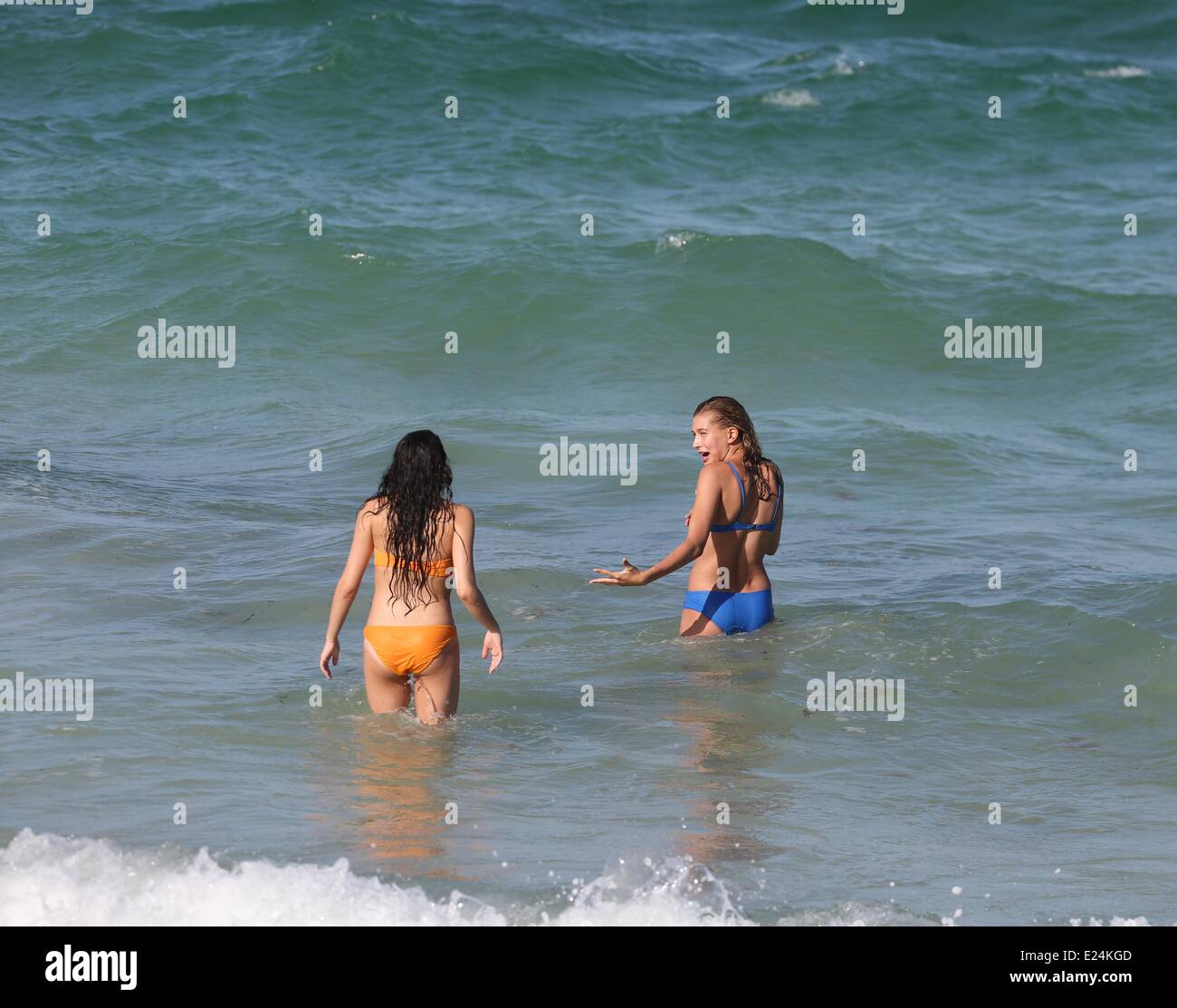 Hailey Baldwin fille de l'acteur Stephen Baldwin profiter de Miami Beach avec ses amis et sa mère. Miami Beach, où : Floride, Texas, United States Quand : 24 Juin 2013 Banque D'Images