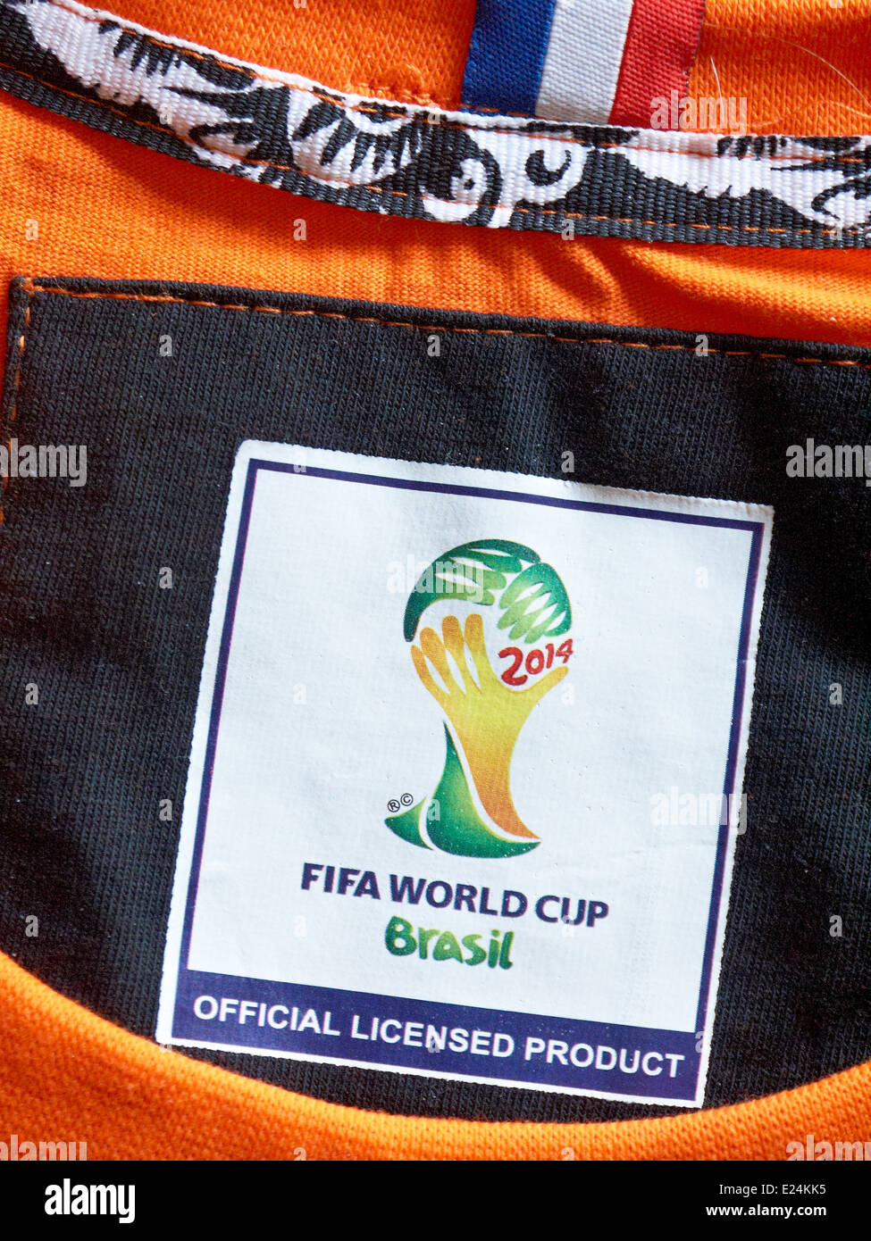 Maillot de football néerlandais avec la Fifa World Cup 2014 logo Banque D'Images