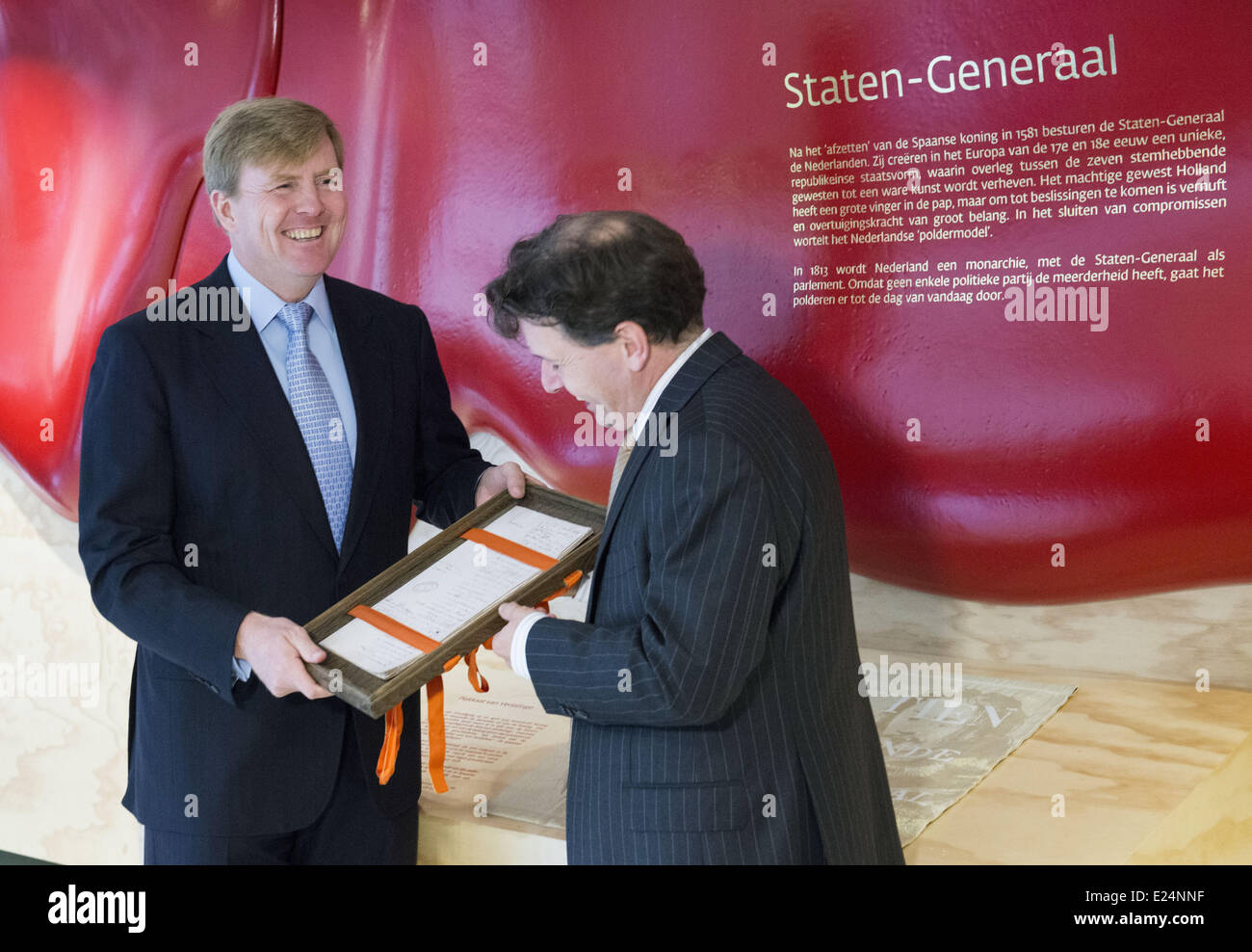 Le Roi Willem Alexander, Martin Berendse, Irene Gerrits à l'ouverture du nouveau centre public des Archives nationales. Où : La Haye, Pays-Bas, N-H Quand : 16 Oct 2013 Banque D'Images