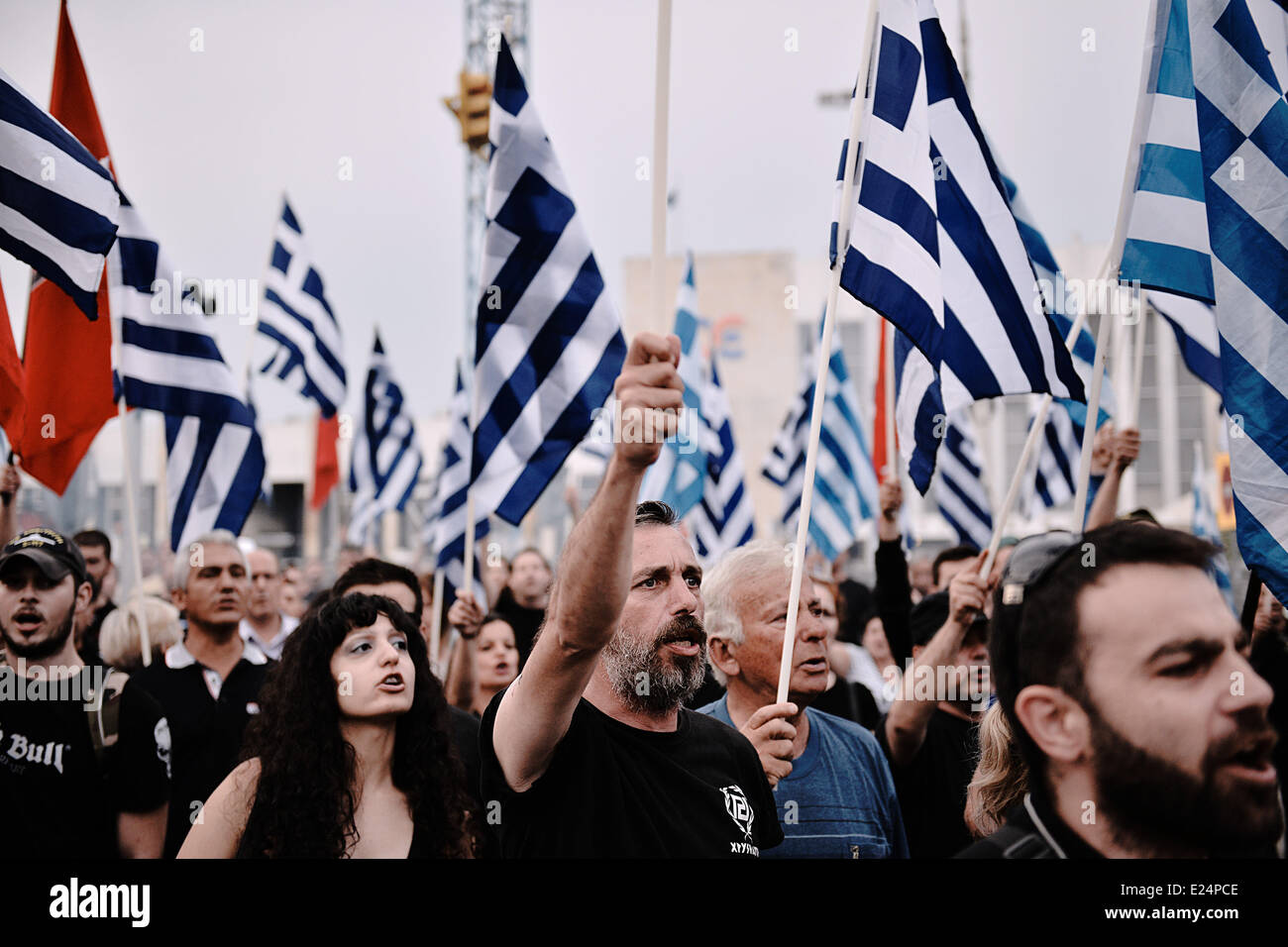 Thessalonique, Grèce. 15 Juin, 2014. Les partisans de l'extrême-droite Aube dorée a tenu une manifestation antigouvernementales dans le centre de Thessalonique. Le même temps, les membres des groupes fascistes ont tenté d'empêcher la Golden Dawn mais démonstration est empêchée par la police anti-émeutes. Credit : Giannis Papanikos/NurPhoto ZUMAPRESS.com/Alamy/Live News Banque D'Images