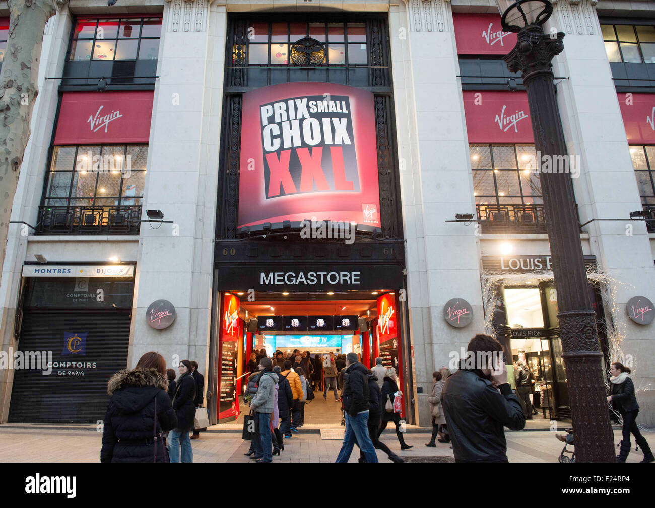 Le Virgin Megastore sur les Champs-Elysées à Paris. La chaîne musicale  Virgin France envisage de fermer son magasin sur les Champs-Elysées à Paris  et se déclarer insolvable, avec rapport de dettes de