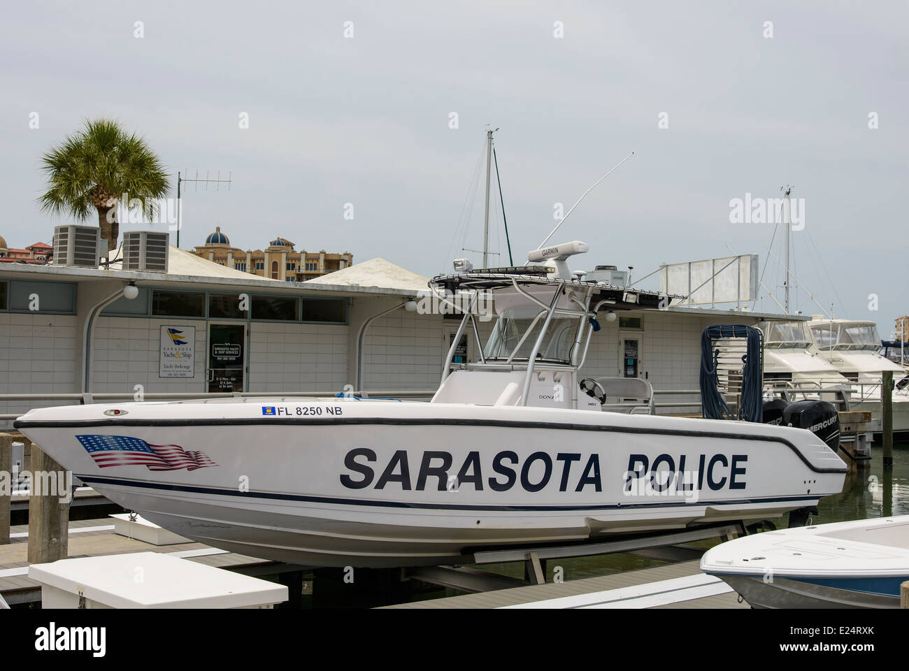 Une vedette de police de Sarasota a accosté à Sarasota Bay Front Park, Sarasota, Floride, États-Unis d'Amérique. Banque D'Images