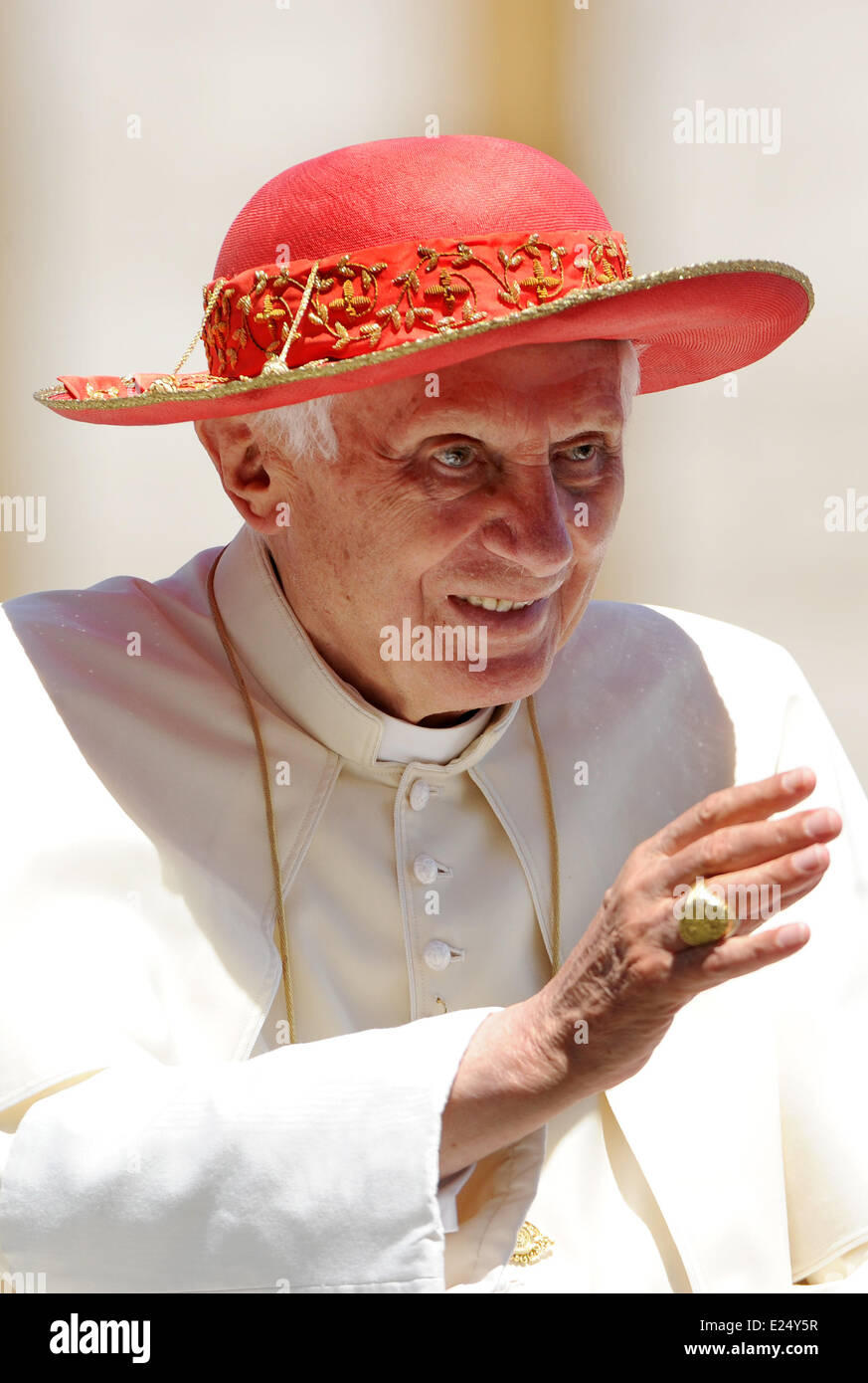 Le pape Benoît XVI assiste à l'audience générale hebdomadaire portant un  chapeau rouge à cause de la lourde soleil dans la place Saint Pierre au  Vatican avec le Pape Benoît XVI :