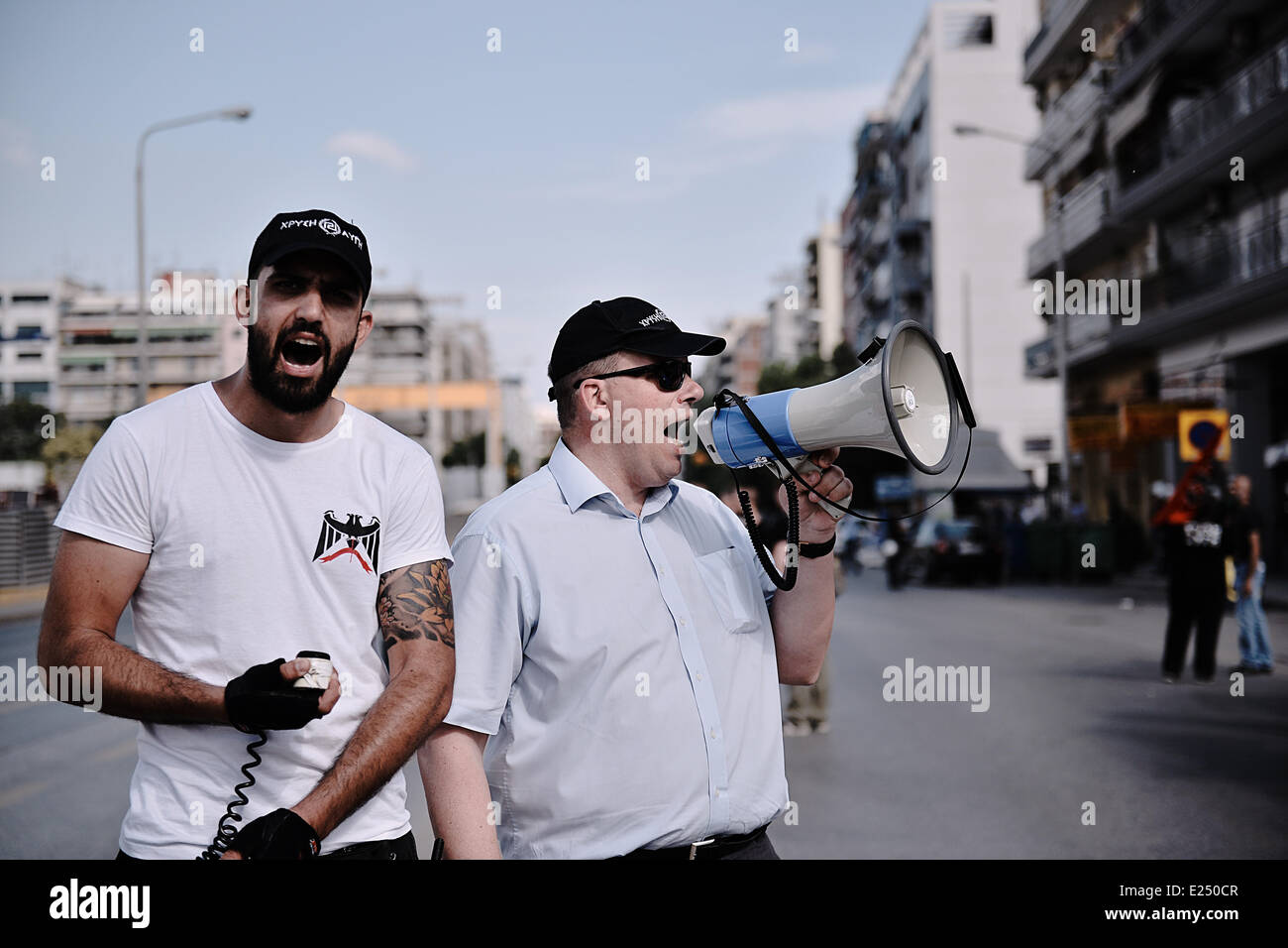 Thessalonique, Grèce. 15 Juin, 2014. Les partisans de l'extrême-droite Aube dorée a tenu une manifestation antigouvernementales dans le centre de Thessalonique. Le même temps, les membres des groupes fascistes ont tenté d'empêcher la Golden Dawn mais démonstration est empêchée par la police anti-émeutes. Credit : Giannis Papanikos/NurPhoto ZUMAPRESS.com/Alamy/Live News Banque D'Images