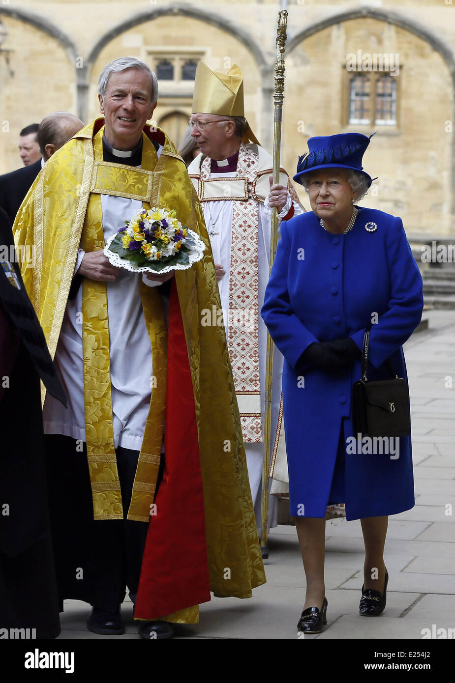 La reine Elizabeth II et le Prince Philip, duc d'Édimbourg au cours de l'entretien Jeudi saint menée par l'évêque de Worcester Dr John Inge, à la Cathédrale Christ Church à Oxford. Pendant le service, la reine a distribué l'argent Saint à 87 femmes et 87 hommes, un pour chacun des 87 ans de la Reine. Chaque récipiendaire reçoit deux sacs à main, un rouge et un blanc. Le sac à main rouge contient une pièce de 5 livres et 50 pence pièce commémorant le 60e anniversaire de du couronnement de la Reine. La bourse blanche ne contiennent uniquement de l'argent Saint frappées. Cela prend la forme d'argent un, deux, trois et quatre cent Banque D'Images