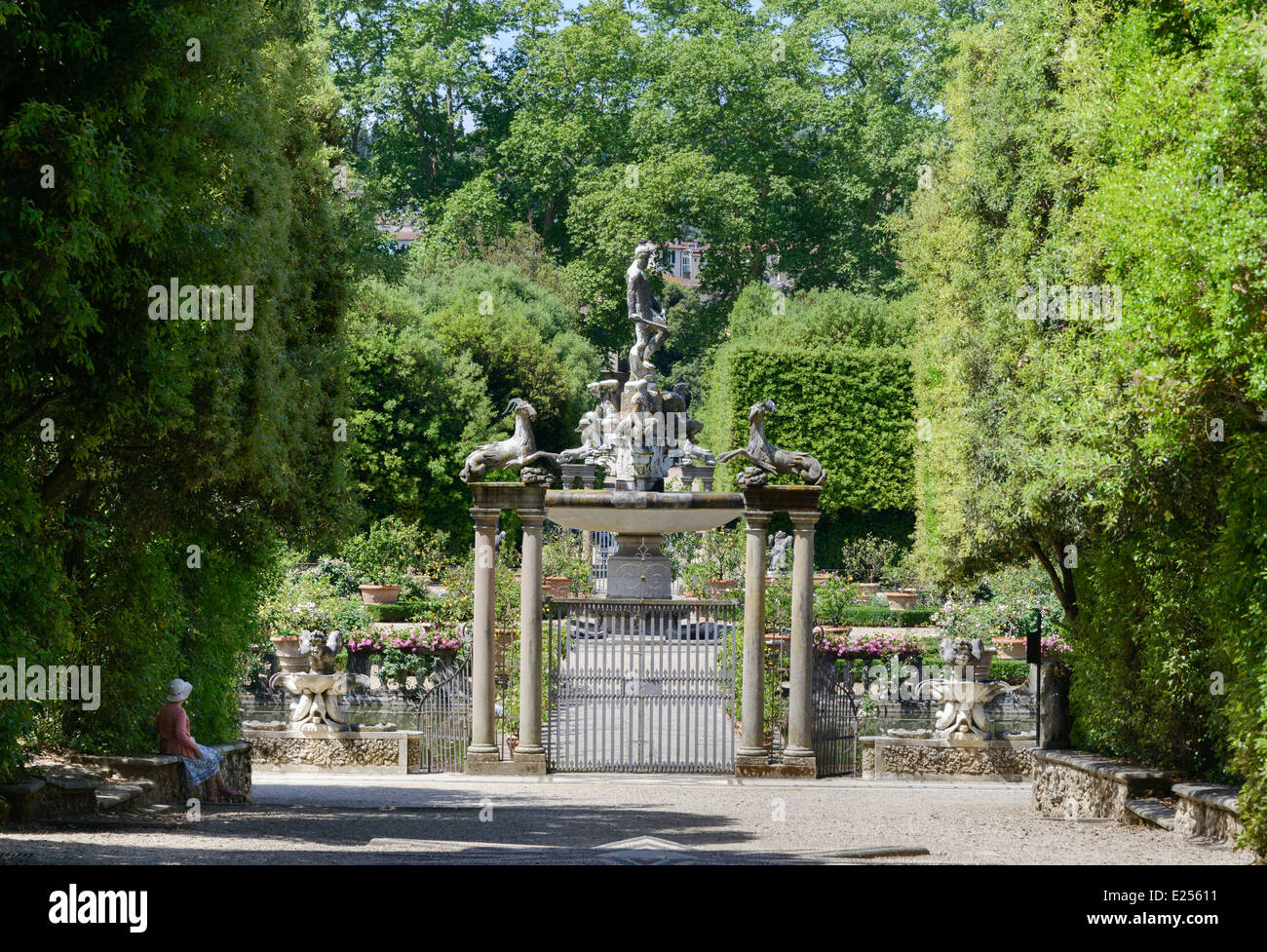 Une des approches de l'isolotto dans les jardins Boboli à Florence Banque D'Images