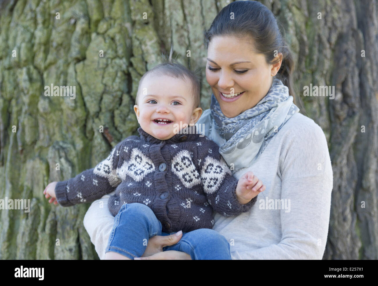 Victoria, la Princesse de Suède et sa fille, la princesse Estelle prendre part à une séance photo dans le parc du château de Haga avec : Victoria, Princesse de Suède, la princesse Estelle Où : Stockholm, Suède Quand : 25 Avr 2013 Banque D'Images