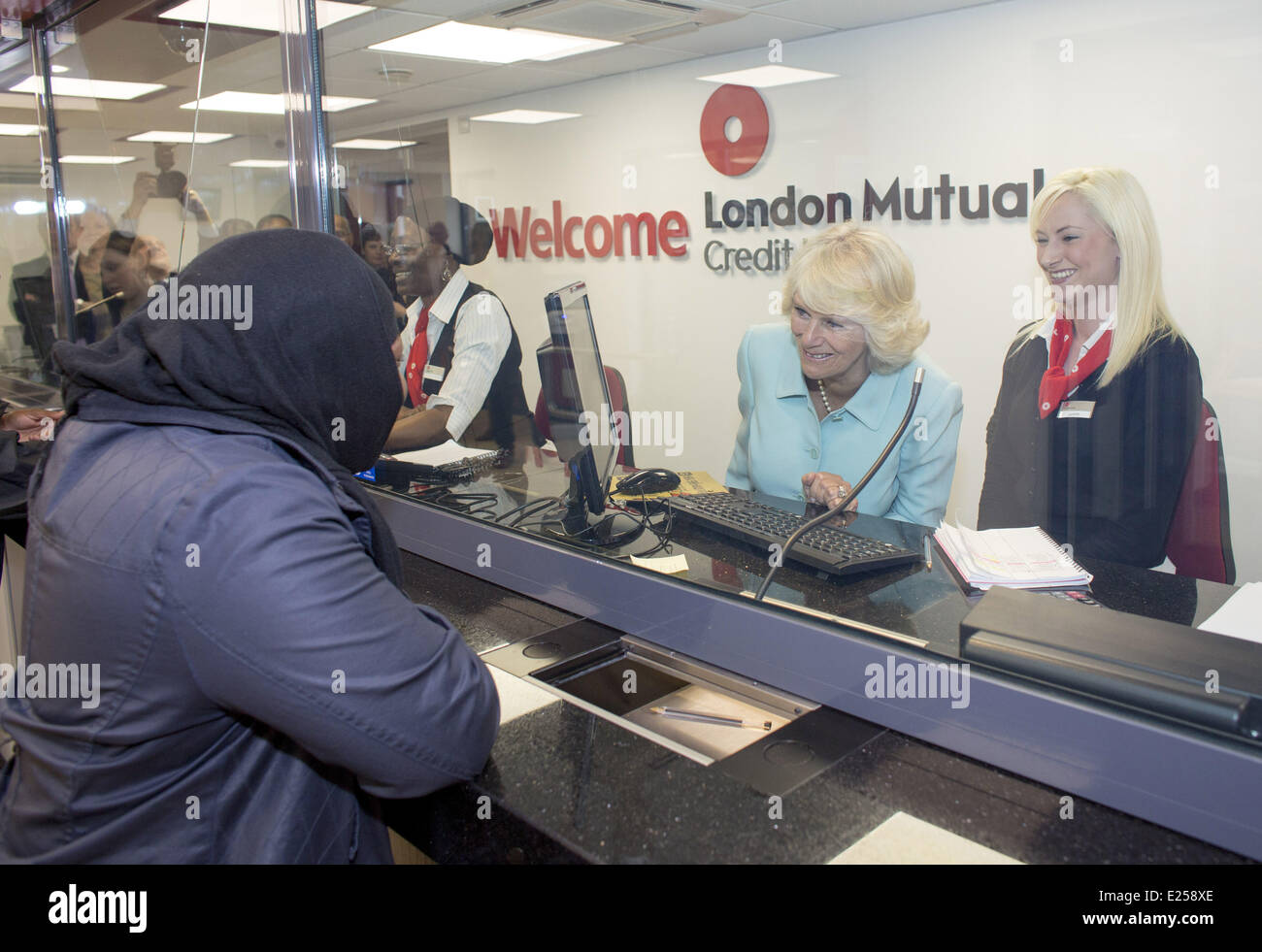 Camilla, Duchesse de Cornouailles et les membres du personnel se réunit au cours d'une visite à la Direction de la London Peckham Union mutuelle. L Banque D'Images