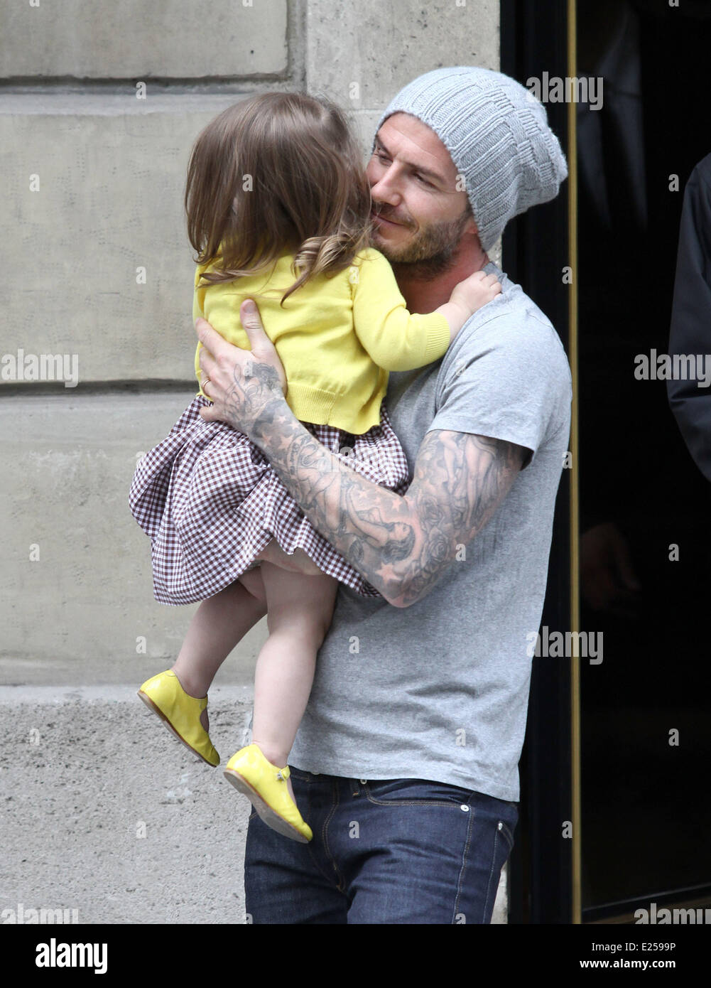 David Beckham et sa fille, Harper quitter la boutique avec Balmain : David Beckham, Harper Beckham Où : Paris, France Quand : 03 mai 2013 Banque D'Images