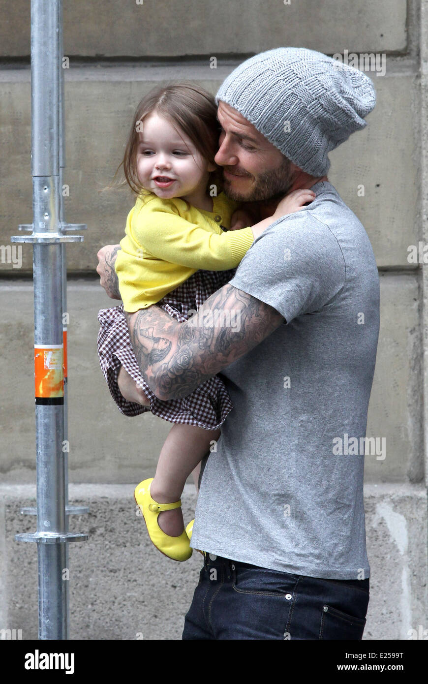 David Beckham et sa fille, Harper quitter la boutique avec Balmain : David  Beckham, Harper Beckham Où : Paris, France Quand : 03 mai 2013 Photo Stock  - Alamy