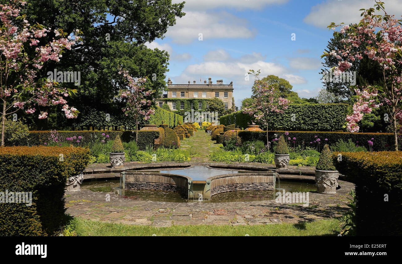 Charles, prince de Galles pose dans le parc de Highgrove House pendant un photoshoot lors du lancement de l'Initiative pour le Couronnement Meadows Où : Doughton, Gloucestershire, Royaume-Uni Quand : 05 Juin 2013 Banque D'Images