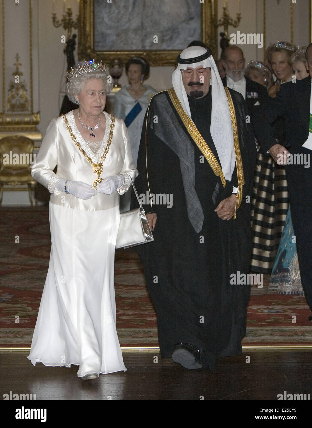 Sa Majesté la Reine Elizabeth II organise un Banquet d'État au palais de Buckingham à Londres à l'honneur de la visite d'État par le roi Abdallah d'Arabie Saoudite. 30-10-07 Piscine Photo de Ian Jones . Ne pas les ventes en UK jusqu'au 26/06/2013. En vedette : la reine Elizabeth II, le roi Abdallah d'Arabie Saoudite où : Riyadh, Arabie saoudite Quand : 30 Oct 2007 Banque D'Images