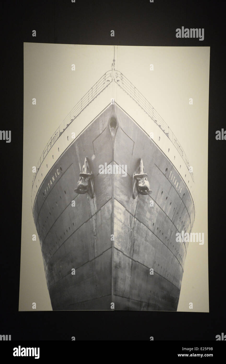 Dans la nuit du 14 au 15 avril 1912, le Titanic, le plus grand navire jamais construit dans le monde, un véritable palace flottant et prouesse technologique a coulé après avoir heurté un iceberg, faisant plus de 1 500 personnes. Plus d'un siècle plus tard, Paris rend hommage à la tragédie qui résonne encore dans la mémoire collective en accueillant 'Titanic - l'exposition'. Cette exposition porte sur les hommes et les femmes sur le légendaire Titanic, avec plus de 280 reliques et de reconstructions de l'cabines de bateau. Il y a beaucoup d'objets uniques, comme le parfum appartenant à un fabricant d'un voyage à New Y Banque D'Images