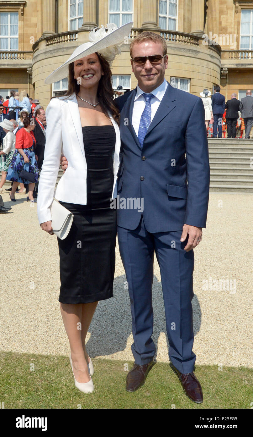 Londres - UK - 6 juin 2013 : Sir Chris Hoy et sa femme Sara assister à une garden party au Palais de Buckingham, à Londres. Rota Royal photo par Anthony Devlin/PA/fournis par Ian Jones la photographie. . Pas de ventes au Royaume-Uni pendant 28 jours. Comprend : Sir Chris Hoy Hoy,Sara Où : London, Royaume-Uni Quand : 06 Juin 2013 Banque D'Images